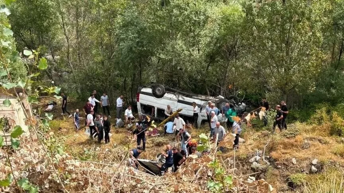 Τραγωδία στην κεντρική Τουρκία: Τέσσερις νεκροί και δέκα τραυματίες από πτώση μίνι λεωφορείου σε χαράδρα