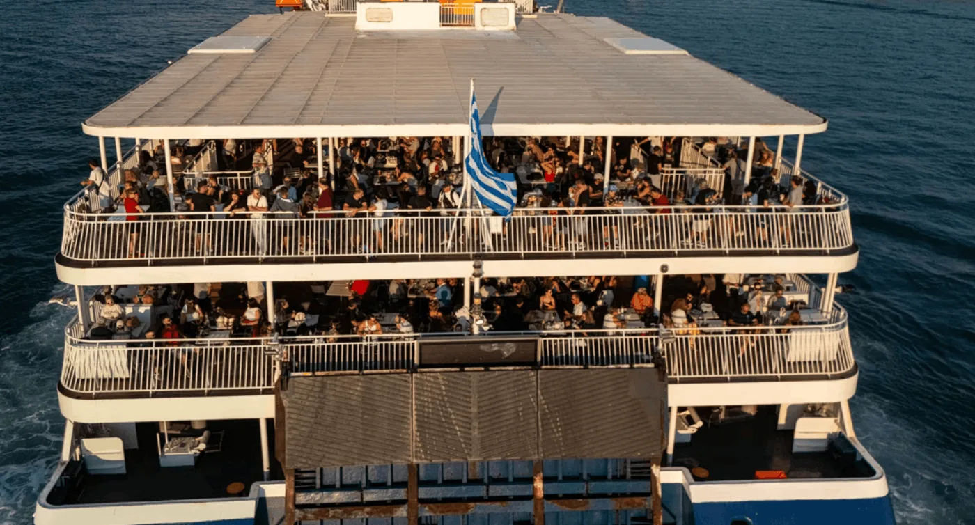 Μαζική έξοδος για τον Δεκαπενταύγουστο: Σχεδόν 90.000 επιβάτες έφυγαν από τον Πειραιά