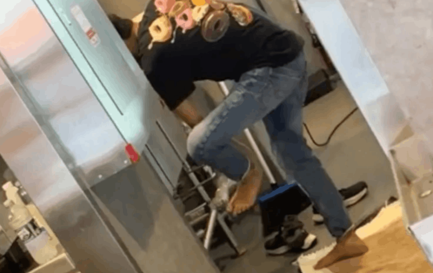 Βίντεο-σοκ από τη Νέα Υόρκη: Υπάλληλος Dunkin’ πλένει τα πόδια του στον νεροχύτη της κουζίνας