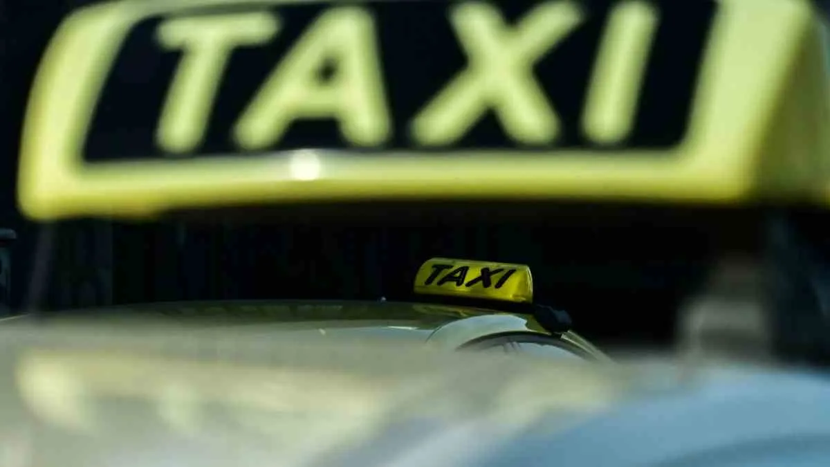 «Πλήρωσε 600 ευρώ για να πάρει πίσω τη βαλίτσα του»: Συνελήφθη ταξιτζής που λήστεψε τουρίστες στην Αθήνα