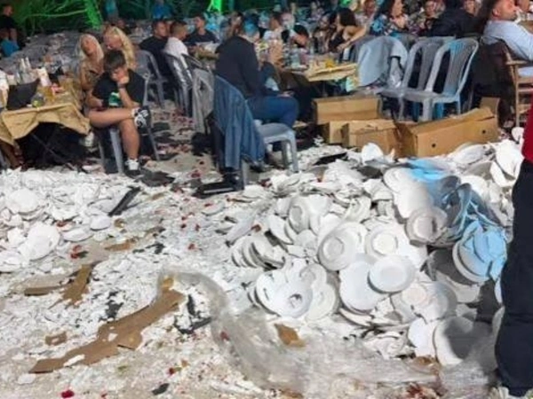 Ζάκυνθος: Κλαρκ έφερε παλέτες με πιάτα σε πανηγύρι και το γλέντι έγινε viral