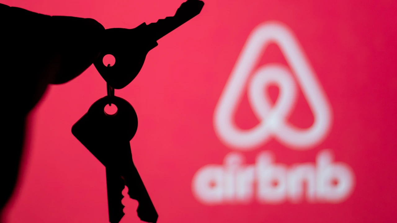 Ρεύμα «Airbnb»: Η Κομισιόν ανοίγει τον δρόμο για περιορισμούς στις βραχυχρόνιες μισθώσεις – Ποιες περιοχές μπαίνουν στο στόχαστρο