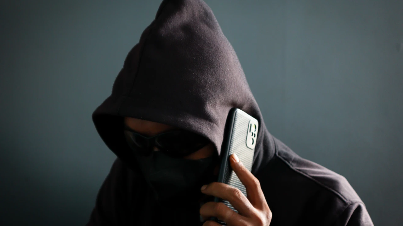 Ηράκλειο: Τηλεφωνική απάτη με θύμα ανήλικο – Τον έπεισαν να βγάλει χρηματοκιβώτιο από το σπίτι