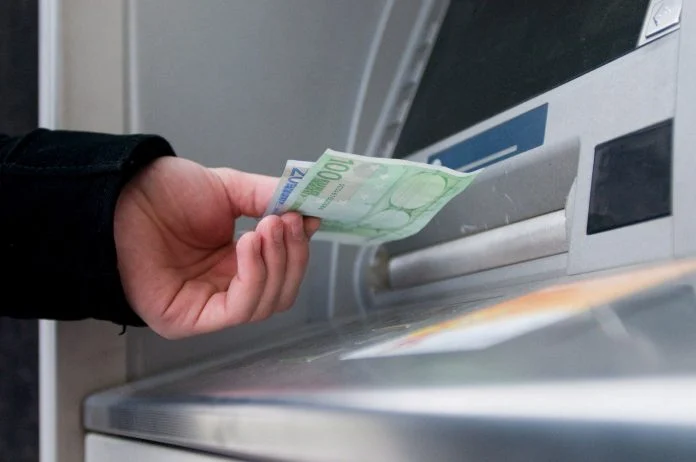 Άρτα: Της άρπαξαν χρήματα και χρυσαφικά με απάτη – Μετά παρίσταναν τους αστυνομικούς και πήραν και το PIN