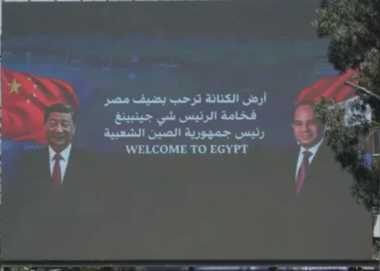 Ο Xi Jinping φτάνει στο Κάιρο (βίντεο)
