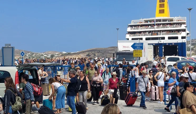 Πάρος: Καταγγελίες για «πειρατικά» βανάκια Ρομά στο λιμάνι – Τουρίστες περιγράφουν σκηνικό φόβου