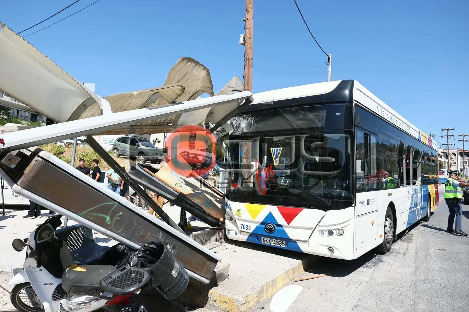 Τροχαίο με λεωφορείο στη Νεάπολη: Στα σπίτια τους επέστρεψαν ήδη δύο από τις τραυματίες του ατυχήματος