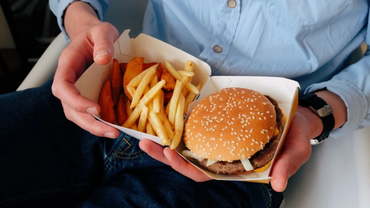 «Άλμα» στην αγορά του fast food: Ξεπερνά το 1 δισ. ευρώ ο τζίρος – Τι αποκαλύπτει η έρευνα