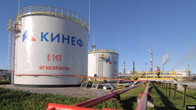 Το διυλιστήριο πετρελαίου στο Kirishi αναστέλλει τη λειτουργία του μετά από ουκρανική επίθεση