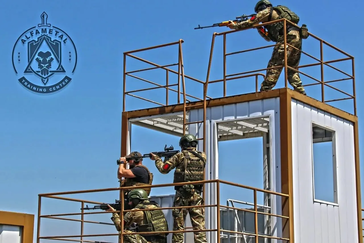 ΒΕΤΕΡΑΝΟΙ ΤΗΣ SAS ΕΚΠΑΙΔΕΥΟΥΝ ΡΩΣΟΥΣ ΣΕ ΠΡΟΧΩΡΗΜΕΝΕΣ ΤΕΧΝΙΚΕΣ ΜΑΧΗΣ