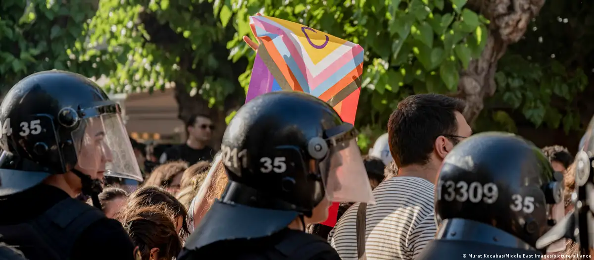 Η τουρκική αστυνομία πραγματοποίησε εφόδους και προσαγωγές σε μπαρ της κοινότητας ΛΟΑΤΚΙ+