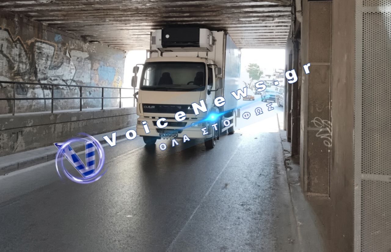 Φορτηγό κόλλησε κάτω από γέφυρα στον Περιφερειακό της Θεσσαλονίκης, προκαλώντας προβλήματα στην κυκλοφορία.