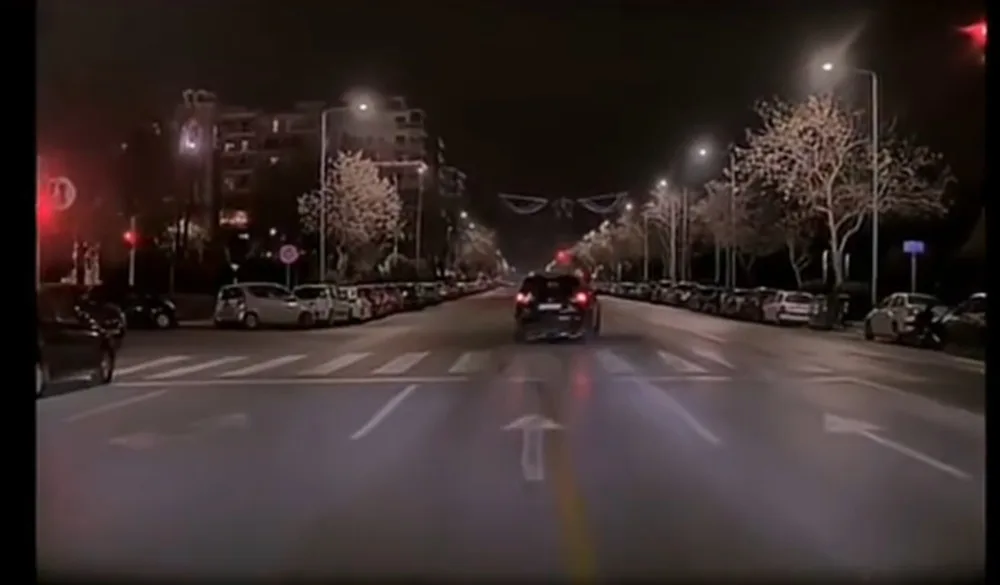 Θεσσαλονίκη: Βίντεο-ντοκουμέντο δείχνει SUV να «καίει» διαδοχικά δύο κόκκινα στη Μεγάλου Αλεξάνδρου