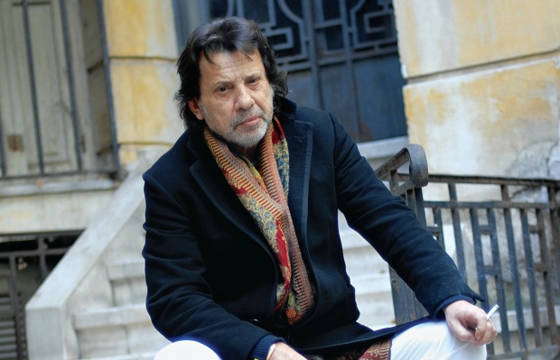 Γιώργος Μαζωνάκης: Ο αρχιτέκτονας της κατοικίας του στη Βούλα σχεδιάζει το «μαρμάρινο σπίτι» στο Γ’ Νεκροταφείο