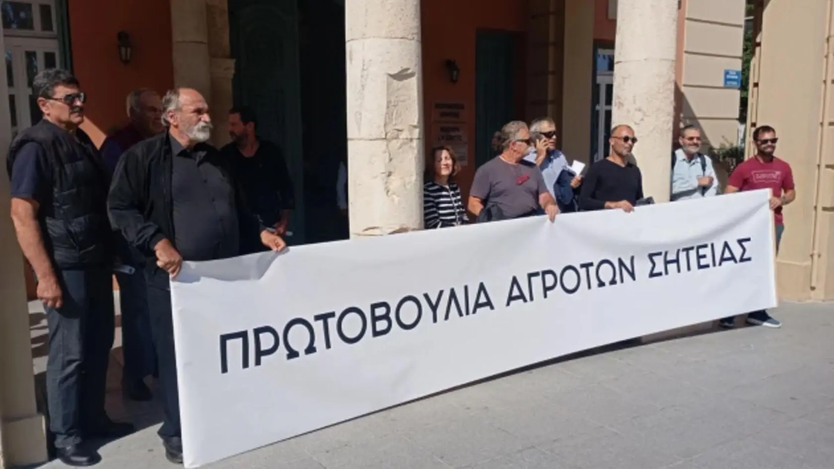 Σε πύρινο κλοιό η Κρήτη: «Μπλόκο» παραγωγών στην Περιφέρεια – Η οργή για το «βαφτισμένο» ελαιόλαδο και το ΟΣΔΕ