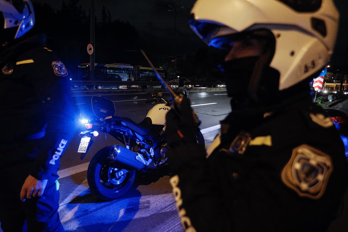 Θεσσαλονίκη: «Ράλι» επικινδυνότητας στους δρόμους – 22χρονος κινούνταν με 166 χλμ/ώρα, ΙΧ εισέβαλε σε κατάστημα