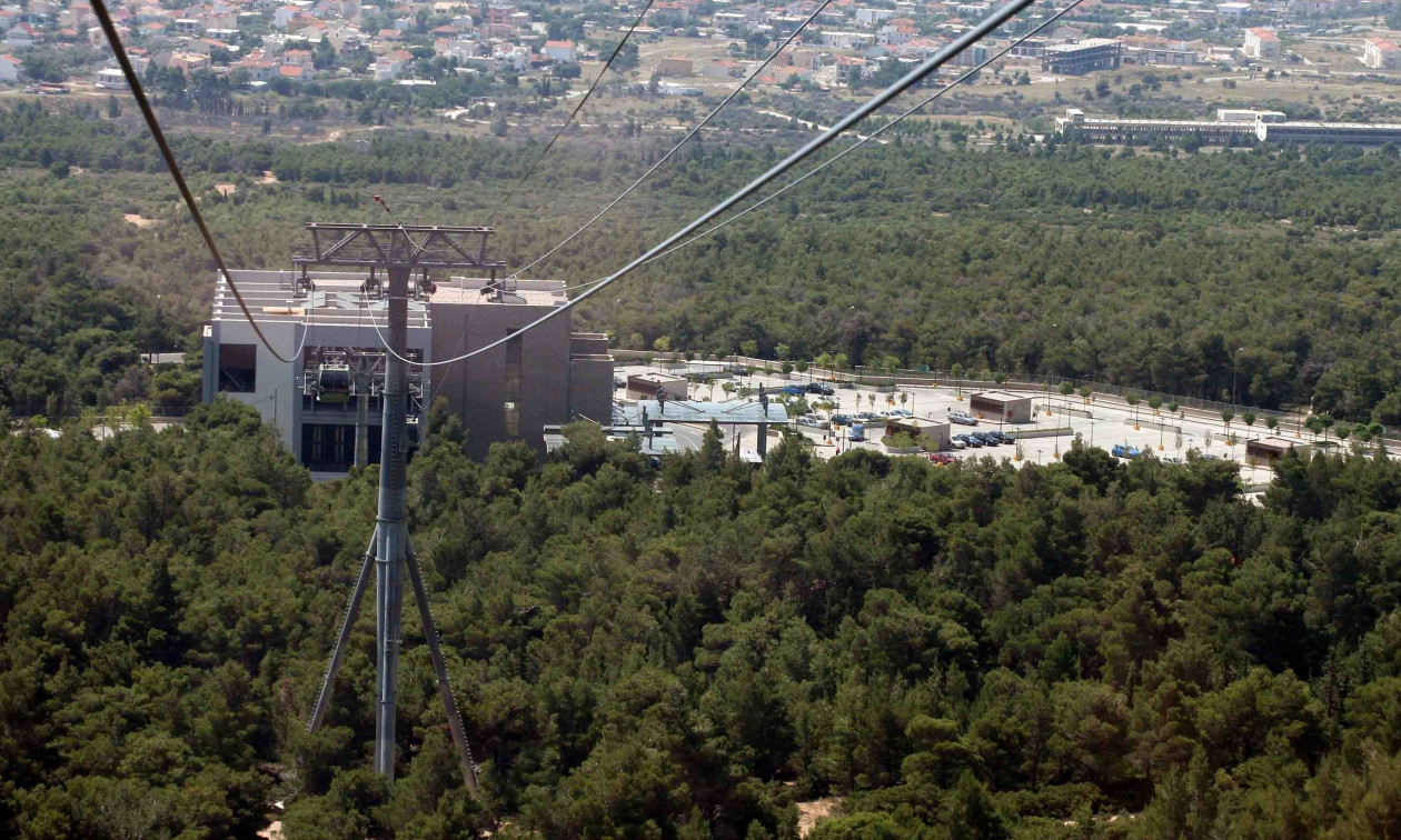 Τροχαίο στις Αχαρνές: Λεωφορείο με υπαλλήλους καζίνο προσέκρουσε σε δέντρο – Διακόπηκε η κυκλοφορία στη Λεωφόρο Πάρνηθος