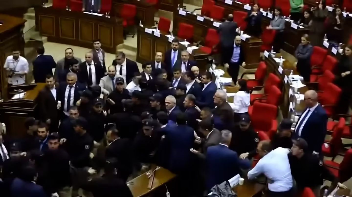 Άγριο ξύλο στην Εθνοσυνέλευση της Αρμενίας – Πιάστηκαν στα χέρια οι βουλευτές (Βίντεο)