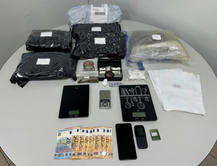 Θεσσαλονίκη: Συνελήφθη 38χρονος με πάνω από 3 κιλά ναρκωτικά – Το δέμα από τις ΗΠΑ που τον «έκαψε»