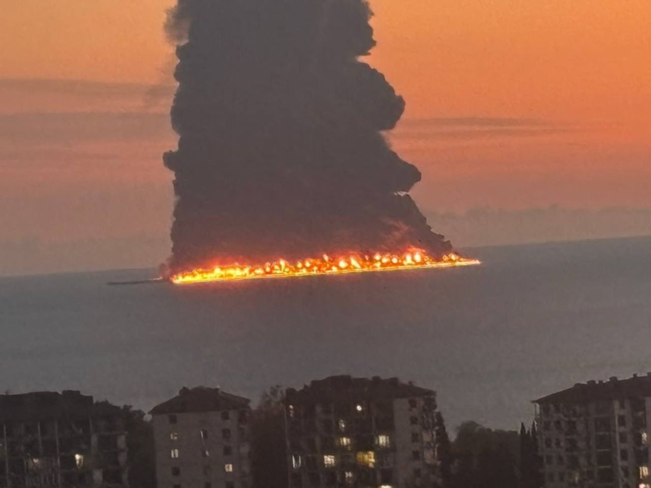 ΤΑΝΚΕΡ ΧΤΥΠΗΘΗΚΕ ΑΠΟ ΟΥΚΡΑΝΙΚΟ DRONE, ΑΝΟΙΧΤΑ ΤΟΥ ΛΙΜΑΝΙΟΥ ΤΟΥ ΣΟΤΣΙ ΣΤΗΝ ΡΩΣΙΑ (ΒΙΝΤΕΟ)