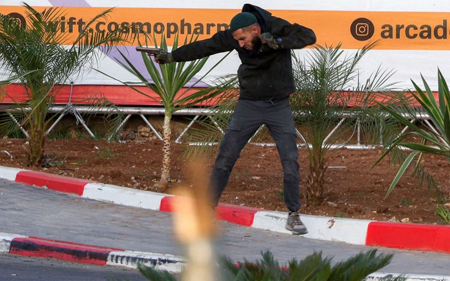 ΒΙΝΤΕΟ ΑΠΟ ΤΗΝ ΤΡΟΜΟΚΡΑΤΙΚΗ ΕΠΙΘΕΣΗ ΣΤΗΝ ΧΕΒΡΩΝΑ –  ΤΡΟΜΟΚΡΑΤΕΣ ΒΓΑΙΝΟΥΝ ΑΠΟ ΤΟ ΟΧΗΜΑ ΚΑΙ ΑΝΟΙΓΟΥΝ ΠΥΡ